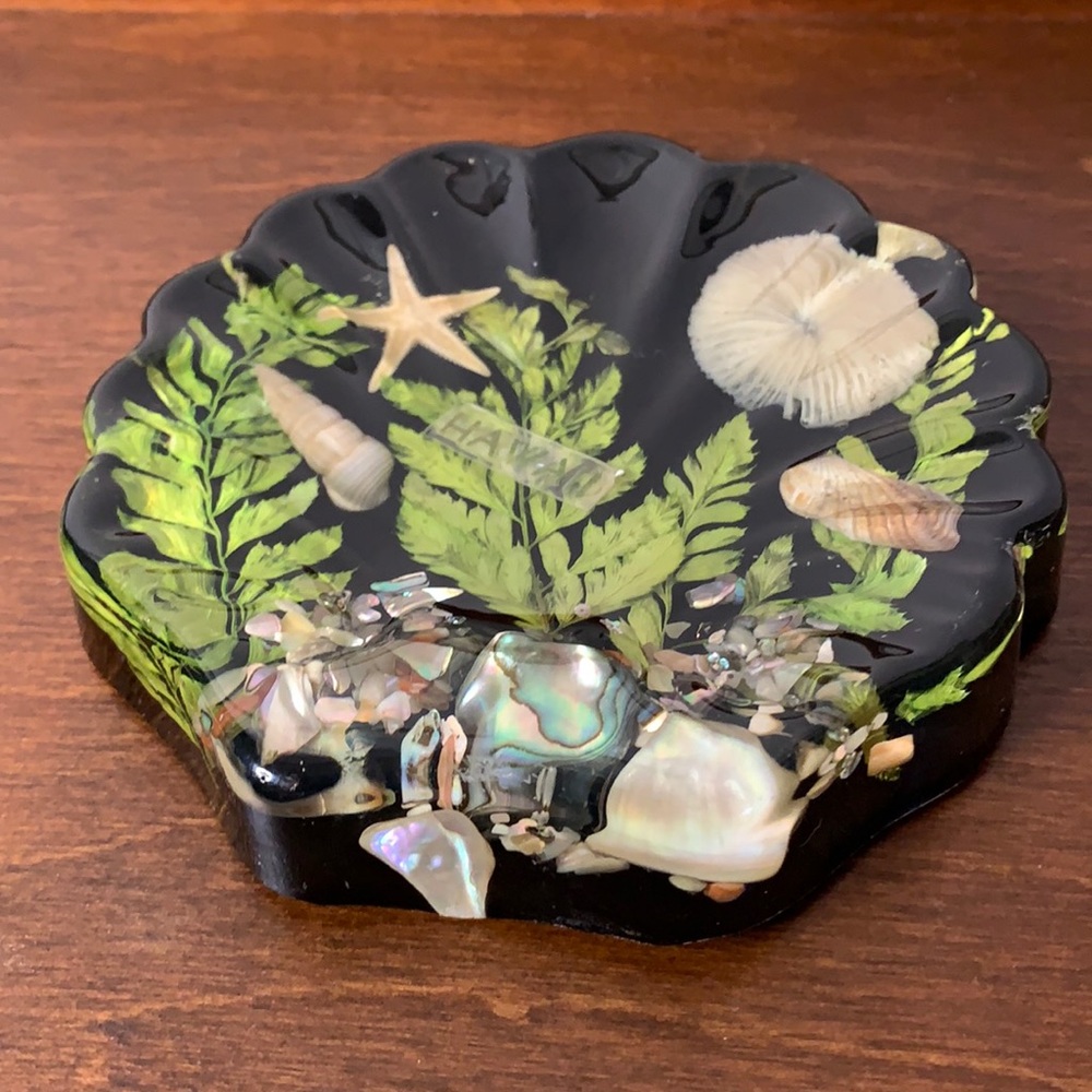 Resin Shell Shaped Dish w shells & Leaves 4 1/2”